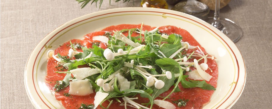 Carpaccio med Rucola salat, Enoki svampe og italiensk pecorino ost