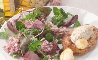 Ovnbagt kartoffel med champignoncreme og salat i varianter med rødløg