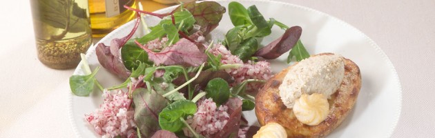 Ovnbagt kartoffel med champignoncreme og salat i varianter med rødløg